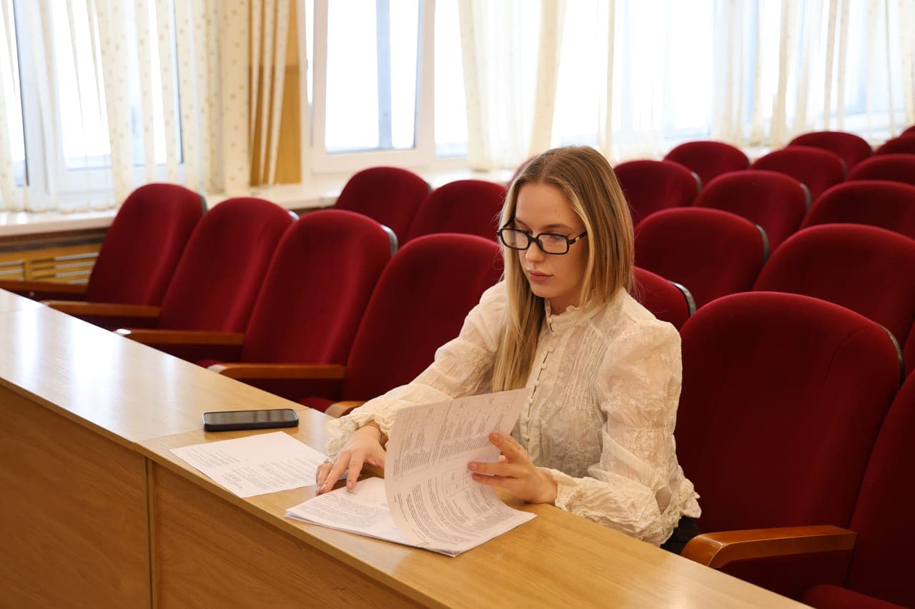 Анна Иванова обсуждает предложения жителей на рабочей встрече